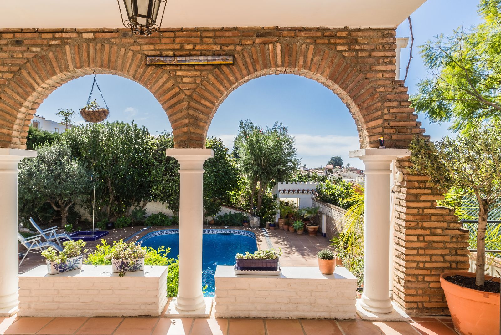 Terraza exterior luminosa en vivienda de España