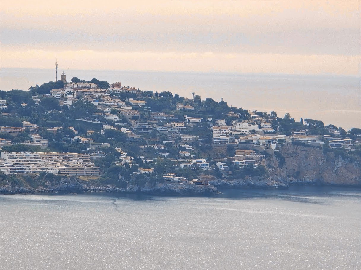Punta de la Mona y el mar